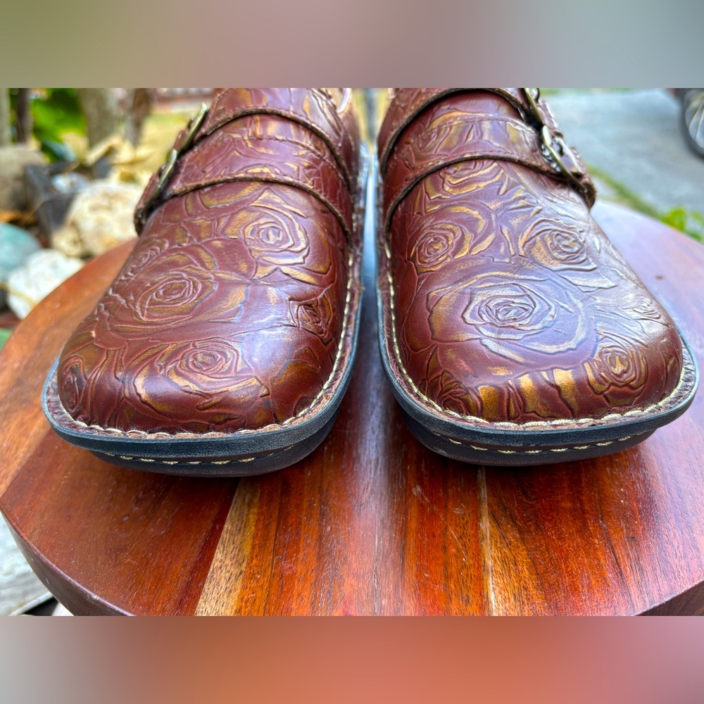 Alegria size 9 Brown and Gold Clogs with Embossed Floral Design - Picture 9 of 10